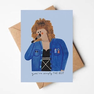 Op de afbeelding: Een wenskaart met een cartoon illustratie van een zangeres met een microfoon. De zangeres draagt een blauwe jas, een zwarte top en een zilveren ketting. De tekst "you're simply THE BEST" staat onderaan.