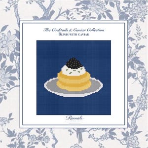 Pode incluir: Um design de ponto cruz com blinis com caviar num prato prateado, sobre um fundo azul escuro. O texto diz "The Cocktails & Caviar Collection" e "Blinis with Caviar". O logótipo da Riverside Stitch Co. está na parte inferior.