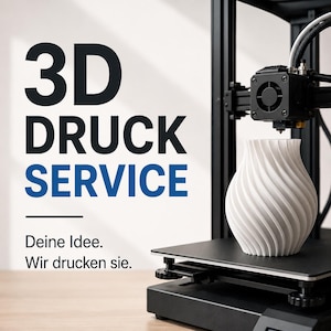 Könnte beinhalten: Ein schwarzer 3D-Drucker fertigt eine weiße Vase mit Spiralmuster auf der Druckplatte. Der Text 3D DRUCK SERVICE, Deine Idee. Wir drucken sie. ist auf der linken Seite vor einem hellen, einfarbigen Hintergrund zu sehen.
