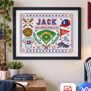 Op de afbeelding: Een ingelijst kruissteekpatroon met een honkbalthema met de naam JACK, een honkbalveld, een handschoen, een knuppel, een shirt met nummer 12, een pet en de tekst PLAY HARD DREAM BIG, GO TEAM, HIT RUN SCORE, GOOD PLAYERS, BETTER PEOPLE.