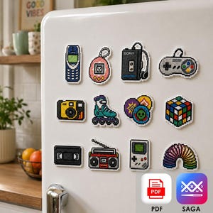 Peut inclure: Un ensemble de douze aimants en pixel art représentant des objets rétro, dont un téléphone portable, un animal virtuel, un lecteur cassette, une manette de jeu, un appareil photo, un patin à roulettes, des jetons, un cube, une cassette VHS, un radio-cassette, une console portable et un ressort arc-en-ciel.