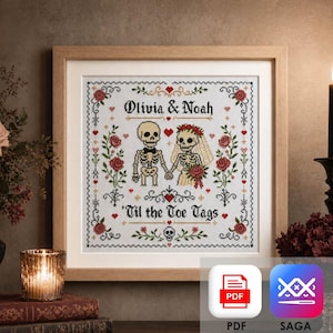 Könnte beinhalten: Gerahmtes Kreuzstich-Kunstwerk mit einem Skelettpaar, Rosen und Herzen. Der Text lautet "Olivia & Noah" und "Til the Toe Tags". Das Design hat ein gotisches Hochzeitsthema.