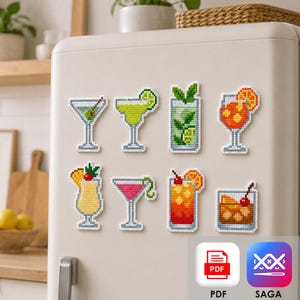 Peut inclure: Un ensemble de huit aimants style point de croix représentant divers cocktails, dont un martini avec une olive, une margarita, un mojito, une boisson orange, un cocktail tropical avec une cerise, un cocktail rose, un dégradé et un old fashioned.