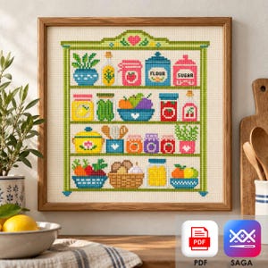 Peut inclure: Une broderie au point de croix encadrée représentant une étagère de cuisine à quatre niveaux. Les étagères sont remplies de bocaux colorés, de bols de produits frais, d'un pot jaune et de récipients étiquetés Flour et Sugar. Cadre vert clair.