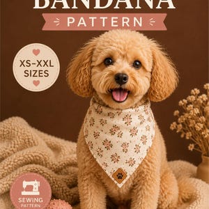 Könnte beinhalten: Ein Schnittmuster für ein Hundehalstuch mit dem Text Dog BANDANA PATTERN und XS-XXL SIZES. Das Bild zeigt einen hellbraunen, lockigen Hund, der ein cremefarbenes Halstuch mit kleinem rosa Blumenmuster und einem braunen Pfoten-Etikett trägt.