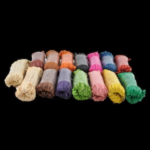 Kit 15 pelotes de raphia naturel et coloré / Naturligt Raffia garnset – 15 färger (50 g vardera) för korgar, vävning och gör-det-själv hantverk