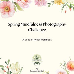 Peut inclure: Un cahier intitulé "Spring Mindfulness Photography Challenge" avec des accents floraux. La couverture présente des illustrations à l'aquarelle de fleurs roses, jaunes et blanches. Le texte comprend "A Gentle 4-Week Workbook" et le logo "Roots to Grow".