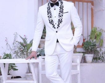 Esmoquin blanco para hombre con solapa de chal con bordado floral negro.