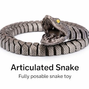 Op de afbeelding: Een gearticuleerd slangenfiguur met een metallic grijze afwerking en gestructureerde schubben. De slang is opgerold met de bek open, wat gedetailleerde tanden en een geel oog onthult. De tekst Articulated Snake en Fully posable snake toy staat eronder.