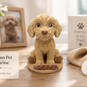 Puede incluir: Figura personalizada de mascota de color canela, de un perro con ojos grandes, sentado sobre una base de madera. La base tiene el nombre "PACOGA". Una foto enmarcada de un perro está en el fondo. El texto de la imagen dice "Figura de mascota personalizada Made Just for You."