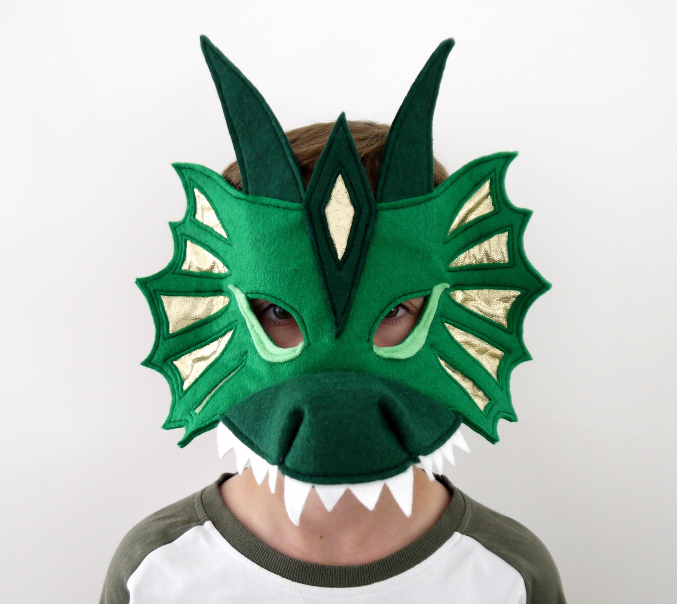 Змей горыныч маска 5 1 выпуск. Маска дракона. Маска дракона детская. Маска дракона Новогодняя. Бумажная маска дракона.