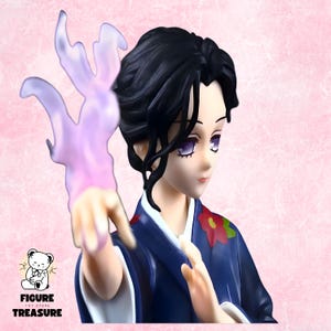 Peut inclure: Figurine détaillée d'un personnage aux cheveux noirs et aux yeux violets, vêtu d'un kimono bleu avec des motifs floraux rouges. La figurine a une pose dynamique, avec un effet d'énergie violet translucide émanant d'une main. Logo Figure Treasure en bas à gauche.