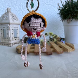 Handgehaakte kawaii piraten sleutelhanger - anime-geïnspireerde amigurumi pop - tashanger / handgemaakt / cadeau-idee - decoratie