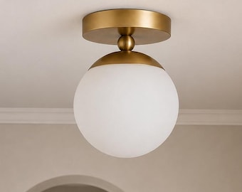 Modern mässingstaklampa i infälld design, opal globlampa, modern belysning i mitten av århundradet, kökslampa i hall/entré