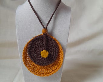 collana realizzata ad uncinetto