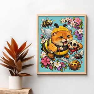Könnte beinhalten: Ein gerahmter Kunstdruck mit einer Cartoon-Katze in einem Bienenkostüm, die einen Schädel mit Blut hält, das herabtropft. Das Kunstwerk zeigt Bienen, Blumen und einen Honigtopf auf hellblauem Hintergrund. Die Katze ist orange und weiß mit einem gelb-schwarzen Bienenkostüm.