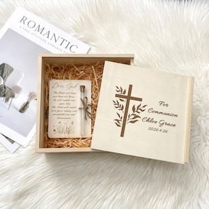 Puede incluir: Un juego de caja de madera para una ceremonia de comunión. La caja contiene una tarjeta con el texto "Dear God" y un vial de vidrio. La tapa de la caja presenta un diseño de cruz y el texto "For Communion Chloe Grace 2026.4.26".