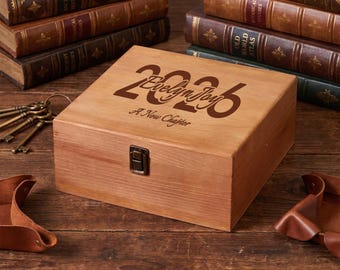 卒業記念ボックス、写真、カード、メモなどを収納できるパーソナライズされた刻印入り木製記念品ボックス、2026年卒業生へのギフト（男性・女性向け）