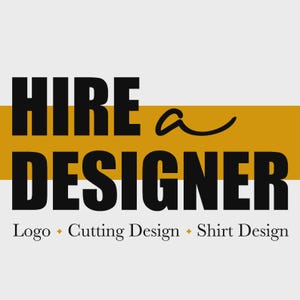 Könnte beinhalten: Grafik mit den Worten "HIRE a DESIGNER" in fetten schwarzen Buchstaben, mit einem goldenen horizontalen Streifen. Darunter wird der Text "Logo Cutting Design Shirt Design" angezeigt.