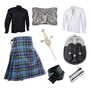 Puede incluir: Colección de atuendos escoceses de las Highlands, que incluye camisas negras y blancas con cordones, un kilt a cuadros azul, verde y morado, una hebilla plateada con diseño de ciervo, un sgian-dubh, un sporran y un cinturón de cuero negro.