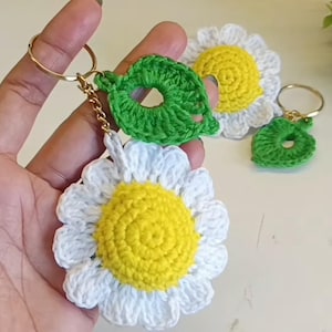 Crochet Daisy Flower Plush Keychain Pattern PDF, Daisy Flower Cute Keychain Pattern, Bag Charm Keyring Gift Idea