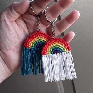 Può includere: Un cartello in legno rustico con la scritta "Welcome to our home" in lettere bianche. Il cartello presenta una finitura invecchiata e un design semplice e invitante, perfetto per l'arredamento della porta d'ingresso.