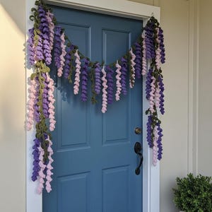Puede incluir: Un letrero de madera hecho a mano con la palabra "Welcome" escrita a mano. El letrero está pintado de blanco con un acabado envejecido, y una pequeña hoja verde está adjunta. Para la decoración del hogar.