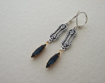 Boucles d'oreilles argentées et bleues Art déco... Boucles d'oreilles style déco, boucles d'oreilles en argent, boucles d'oreilles en verre bleu, boucles d'oreilles déco.
