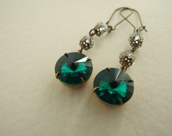 Green and Clear Glass Heart Earrings .. green earrings, glass jewel, vintage style earrings