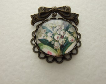 White Flowers Victorian Style Brooch With Bow in Ornate Setting