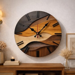 Könnte beinhalten: Eine runde Wanduhr aus Holz mit einem geschichteten Design in Braun-, Beige- und Schwarztönen. Die Uhr hat schwarze römische Ziffern und Zeiger mit einem roten Sekundenzeiger. Die Uhr ist an einer hellen Wand befestigt.