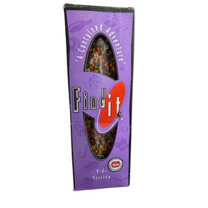 Op de afbeelding: Een Find It Kids Version speldoos met een paarse buitenkant en een centraal venster dat een mengsel van kleurrijke kleine plastic korrels en verborgen voorwerpen onthult. De tekst luidt A Contained Adventure, Find It en Kids Version.