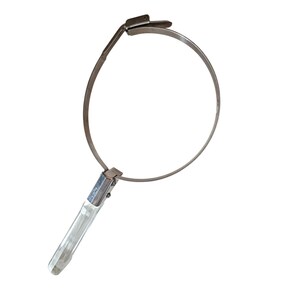 Pode incluir: Uma chave de filtro de óleo de metal prateado com uma banda circular ajustável e um cabo reto com pega de plástico transparente e texturizada. A ferramenta possui um mecanismo de bloqueio mecânico no topo da banda metálica circular.