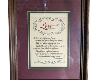 Poème d'amour encadré calligraphié par Laura Leiden (1998), style cottagecore vintage et grandmacore.