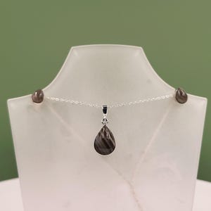 Conjunto de plata de sílex, hecho a mano, natural, cabujón, estampado, piedra preciosa, plata de ley, engastado en bisel, pendientes y collar a juego.