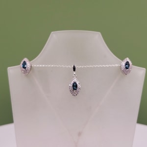 Conjunto de topacio azul Londres, plata de ley, piedras semipreciosas naturales y circonitas cúbicas. Joyería artesanal. Collar y pendientes a juego.
