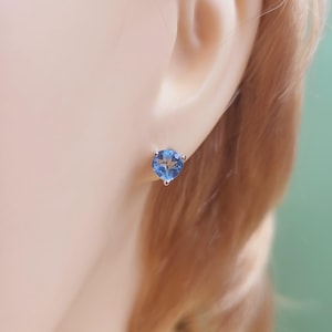Pendientes de plata con topacio azul, piedras semipreciosas naturales, joyería artesanal, plata de ley, engaste en garras, pendientes de botón