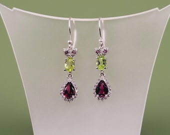 Handgjorda örhängen i sterlingsilver med peridotgranat och kubisk zirkonia