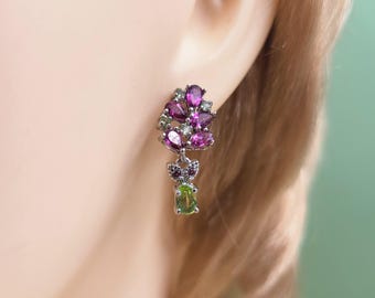 Handgjorda granatörhängen naturlig rhodolit rosa lila granat och grön peridot halvädelsten sterlingsilverörhänge droppar