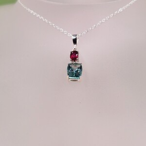 Handgjort halsband i sterlingsilver med rubin och fluorit, ädelstenshänge