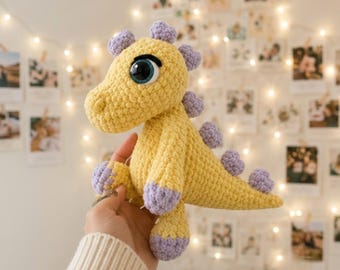 Padrão de crochê de dinossauro em PDF, padrão de crochê de dinossauro amigurumi, brinquedo de pelúcia fofo, decoração para quarto de bebê, presente de Dia dos Namorados para download digital.