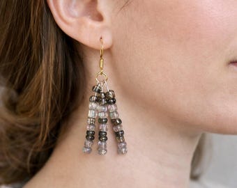 Handgemaakte rocailles met franje | Lichtgewicht neutrale boho-hangersieraden