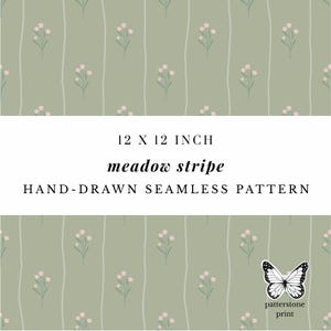 Puede incluir: Un patrón sin costuras dibujado a mano con un diseño de rayas de pradera. El patrón presenta rayas blancas verticales y pequeños elementos florales rosas sobre un fondo verde apagado. El texto dice "12 X 12 INCH meadow stripe HAND-DRAWN SEAMLESS PATTERN".