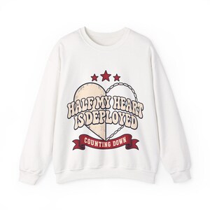 Halva mitt hjärta är utplacerat Crewneck-tröja, utplaceringspresent, nedräkning till utplacering, Halva mitt hjärta, utplaceringsskjorta, hemkomstpresent