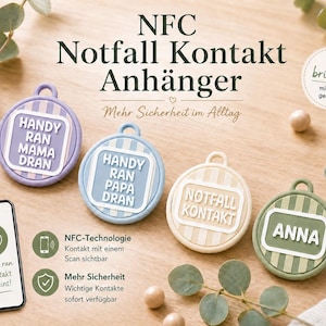 Könnte beinhalten: Vier runde NFC-Notfallkontakt-Anhänger in Lavendel, Hellblau, Creme und Salbeigrün mit Streifenmuster. Jeder Anhänger hat ein erhabenes rechteckiges Zentrum mit weißem Text, darunter 'HANDY RAN MAMA DRAN', 'HANDY RAN PAPA DRAN', 'NOTFALL KONTAKT' und 'ANNA'. Ein Smartphone zeigt ein NFC-Scan-Symbol.