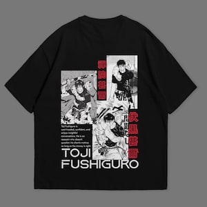 Puede incluir: Camiseta negra con un diseño gráfico de manga de Toji Fushiguro. El diseño incluye múltiples paneles con ilustraciones y texto japonés. El nombre "TOJI FUSHIGURO" está impreso en blanco en la parte inferior.