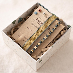 Conjunto de pulseiras de macramê em hematita dourada, estilo boho, ajustáveis e feitas à mão.