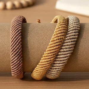 Pulseira de macramê em tons terrosos, pulseira com cordão ajustável, joia minimalista boho, pulseira da amizade, presente artesanal para ela.