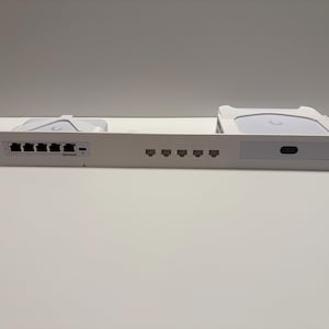 Puede incluir: Juego de tres tazas de cerámica con acabado mate moteado. Las tazas son de color crema, gris claro y gris oscuro. Cada taza tiene un diseño simple y minimalista.