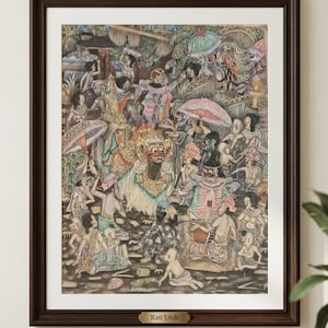 Könnte beinhalten: Ein gerahmtes balinesisches Gemälde mit einem dunkelbraunen Holzrahmen. Das Kunstwerk zeigt eine detaillierte Szene mit zahlreichen Figuren, leuchtenden Farben und traditioneller balinesischer Kleidung. Das Gemälde enthält den Text "Rati Utuh".